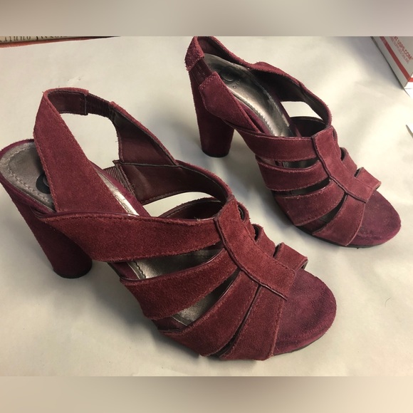 Gianni Bini Raspberry/Wine platform heels sandals peeptoe Size 6 suede - Picture 2 of 15